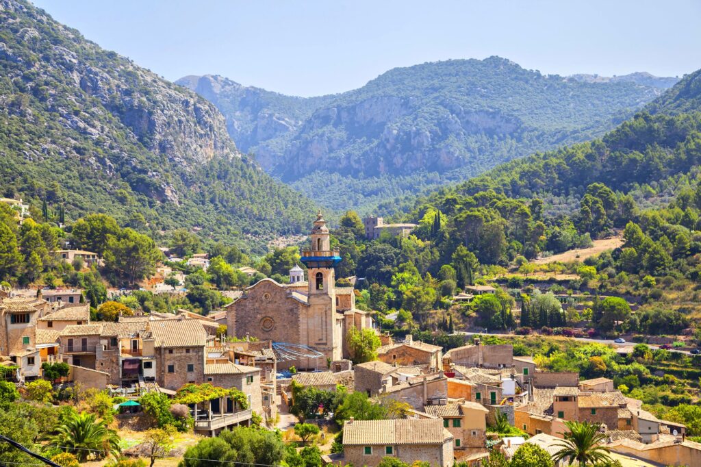 Dorf und Berglandschaft auf Mallorca – Herztat